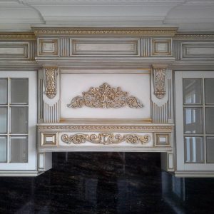 Шикарная кухня с резным декором
