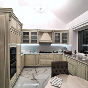 Классическая кухня с эксклюзивными фасадами из массива Дуба